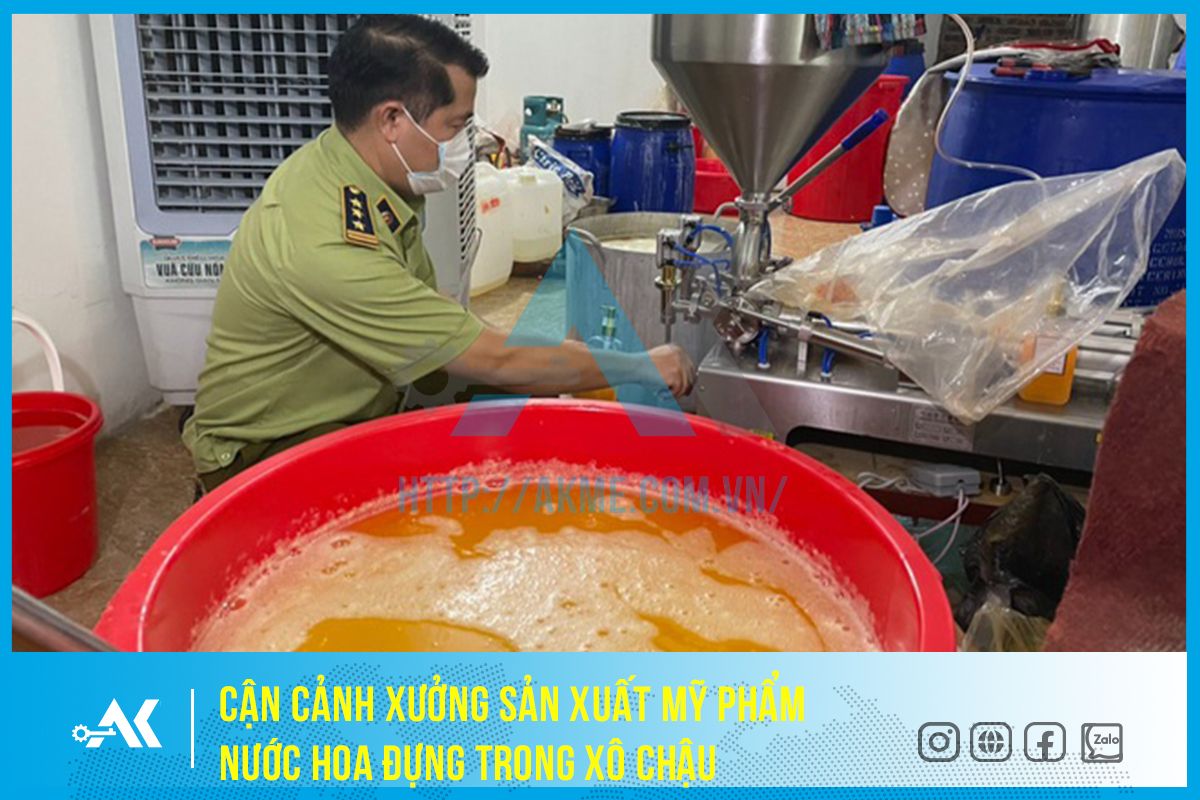 Cận cảnh xưởng sản xuất mỹ phẩm, nước hoa đựng trong xô chậu