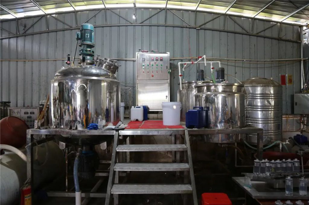 Trung Quốc triệt hạ cơ sở sản xuất mỹ phẩm giả