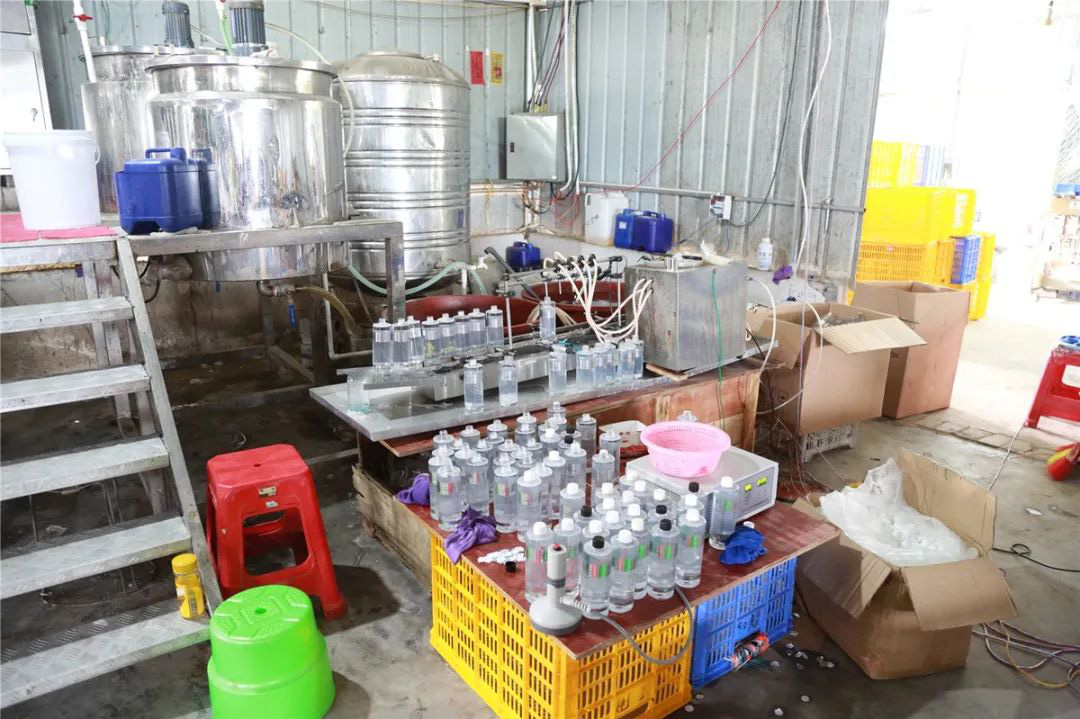 Trung Quốc triệt hạ cơ sở sản xuất mỹ phẩm giả