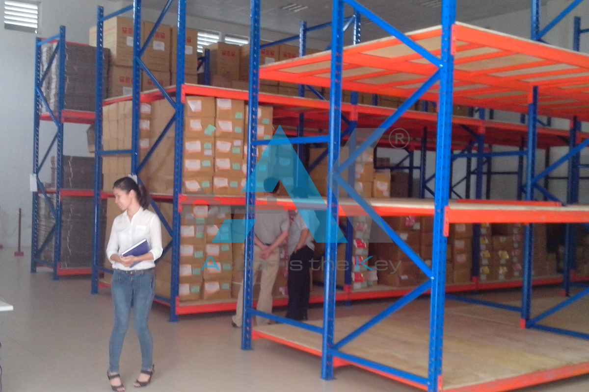 Kho hàng nguyên liệu trong nhà máy phòng sạch dược phẩm
